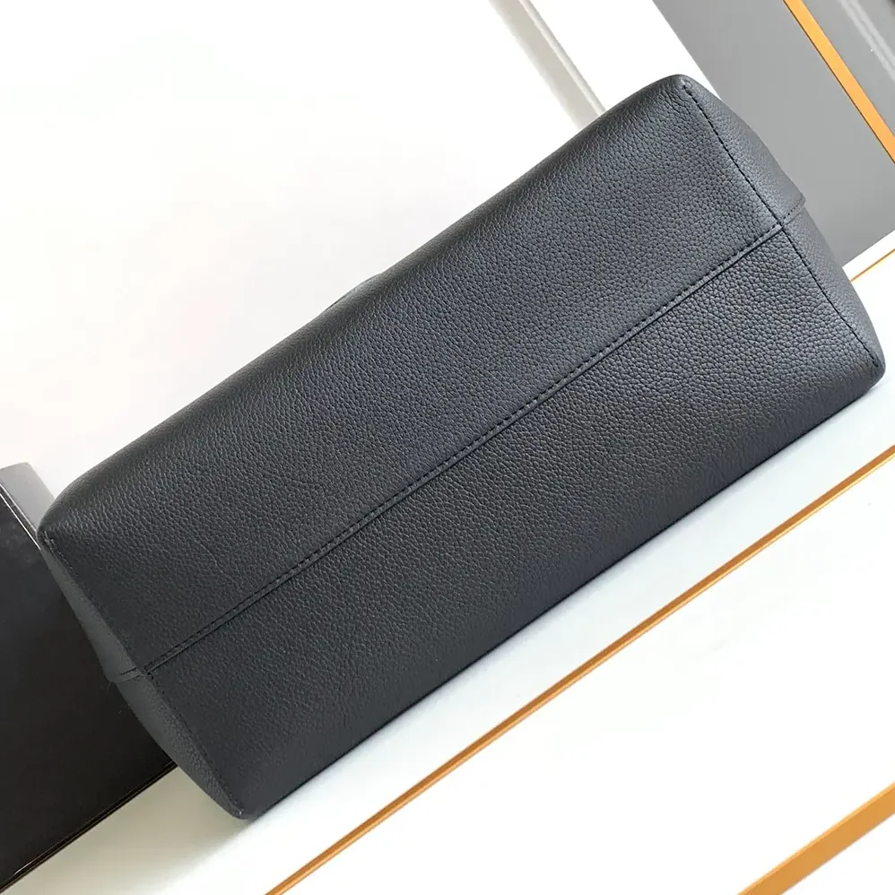 Celine Medium Cabas Anaïs Cuir Triomphe in Grained Calfskin for Women in Black Celine Medium Cabas Anaïs Cuir Triomphe in Grained Calfskin for Women in Black