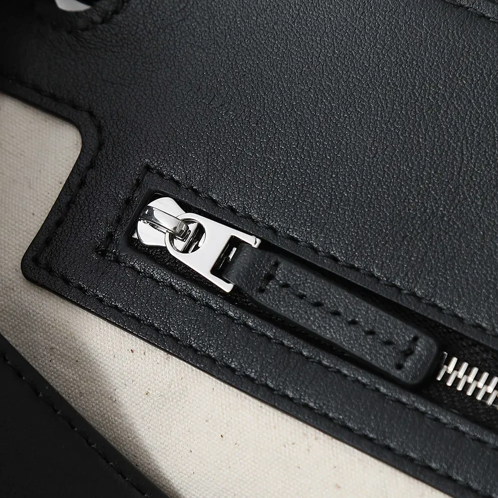 Bottega Veneta Small Andiamo Messenger for Unisex in Black Bottega Veneta Small Andiamo Messenger for Unisex in Black