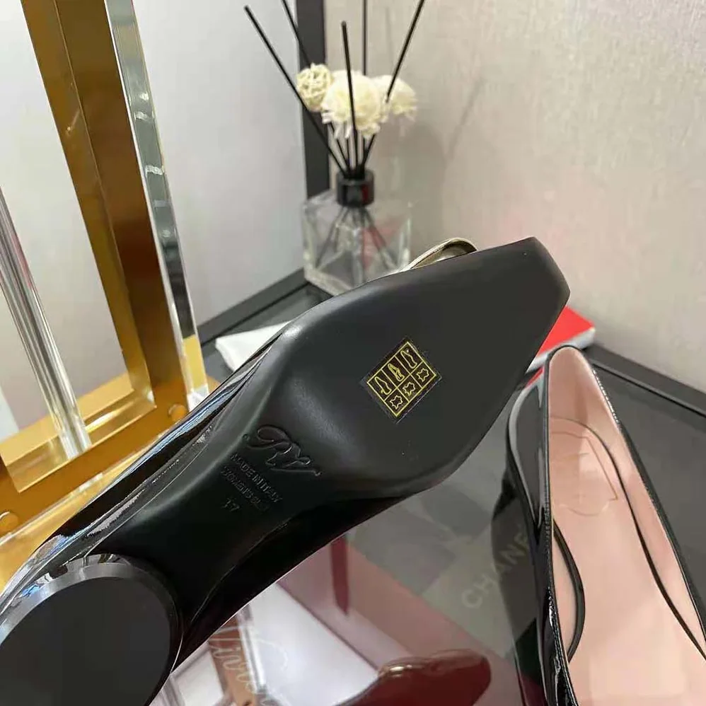 Roger Vivier Viv Choc Metal Buckle Ballerinas in Patent Leather for Women in Black Roger Vivier Viv Choc Metal Buckle Ballerinas in Patent Leather for Women in Black