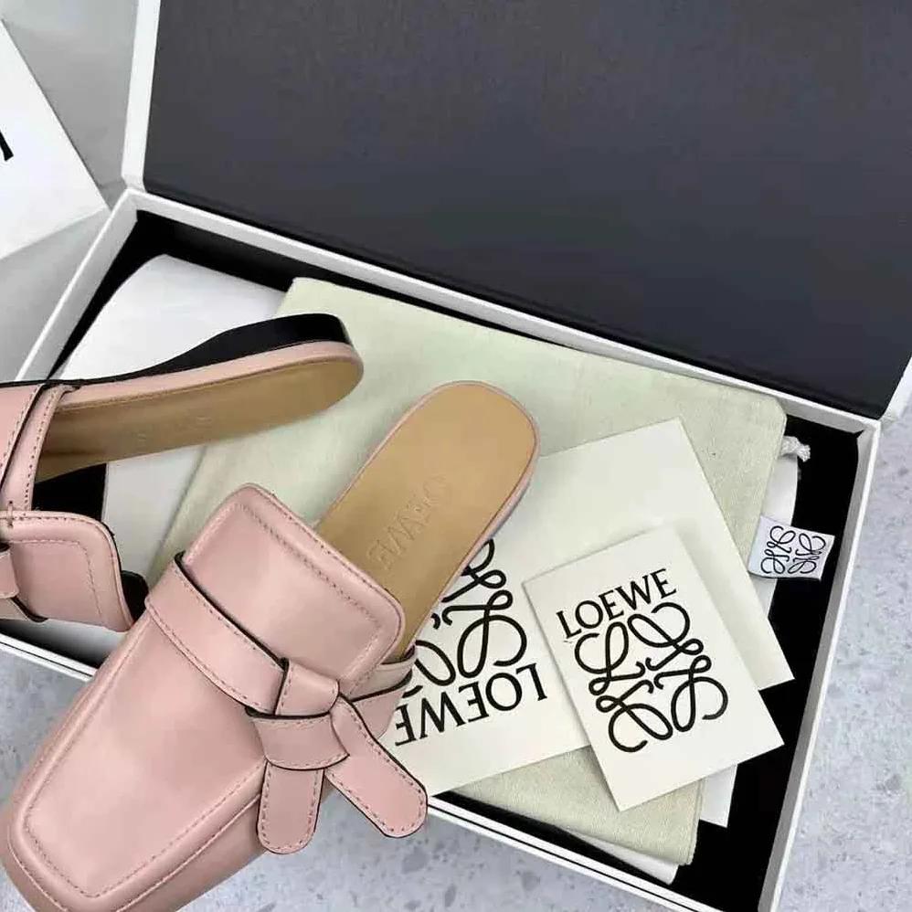 Loewe Gate Flat Mule in Calfskin for Women in Pink Loewe Gate Flat Mule in Calfskin for Women in Pink