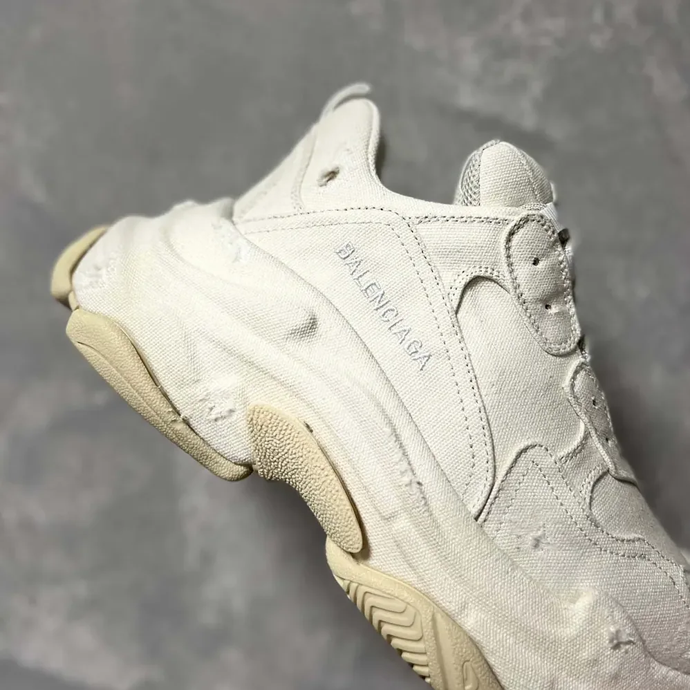 Balenciaga Triple S Sneaker in Beige for Unisex Balenciaga Triple S Sneaker in Beige for Unisex