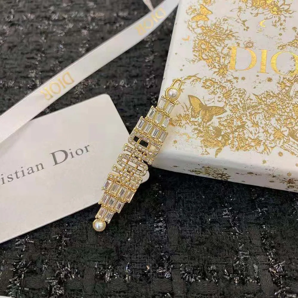 Dior Dio(r)evolution Barrette Gold-Finish Metal with White Crystals and White Resin Pearls for Women Dior Dio(r)evolution Barrette Gold-Finish Metal with White Crystals and White Resin Pearls for Women