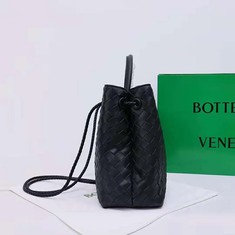 Bottega Veneta Medium Andiamo in Lambskin Leather for Women in Black Bottega Veneta Medium Andiamo in Lambskin Leather for Women in Black