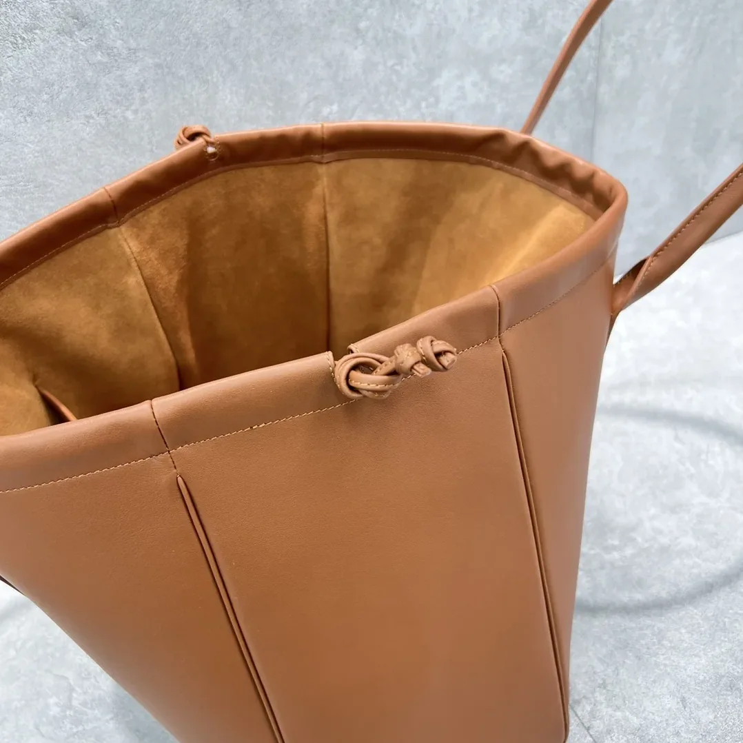 Celine Cabas Drawstring Cuir Triomphe Tan / .04LU Celine Cabas Drawstring Cuir Triomphe Tan / .04LU