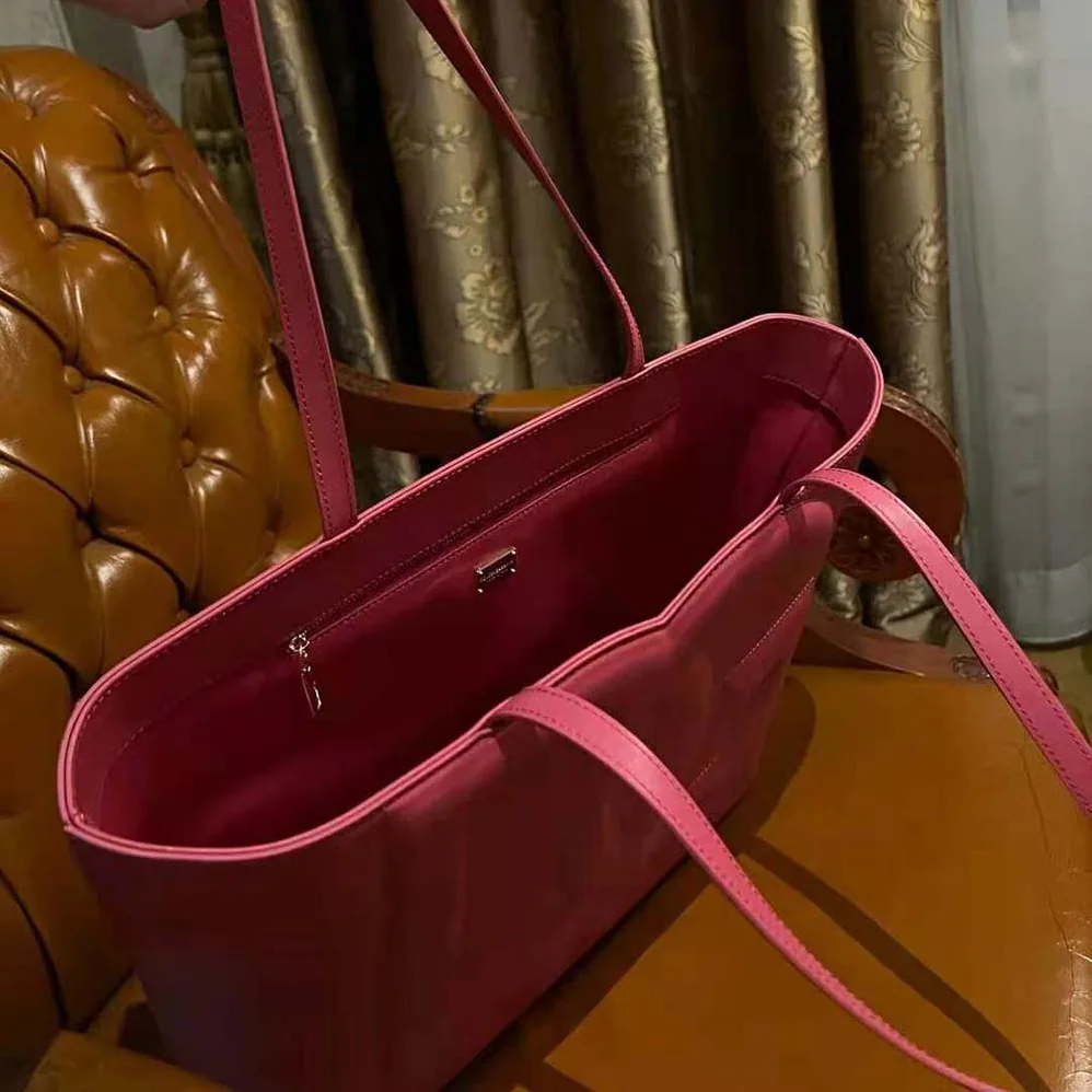 Dolce Gabbana D&G Small Calfskin DG Logo Bag Shopper for Women in Pink Dolce Gabbana D&G Small Calfskin DG Logo Bag Shopper for Women in Pink