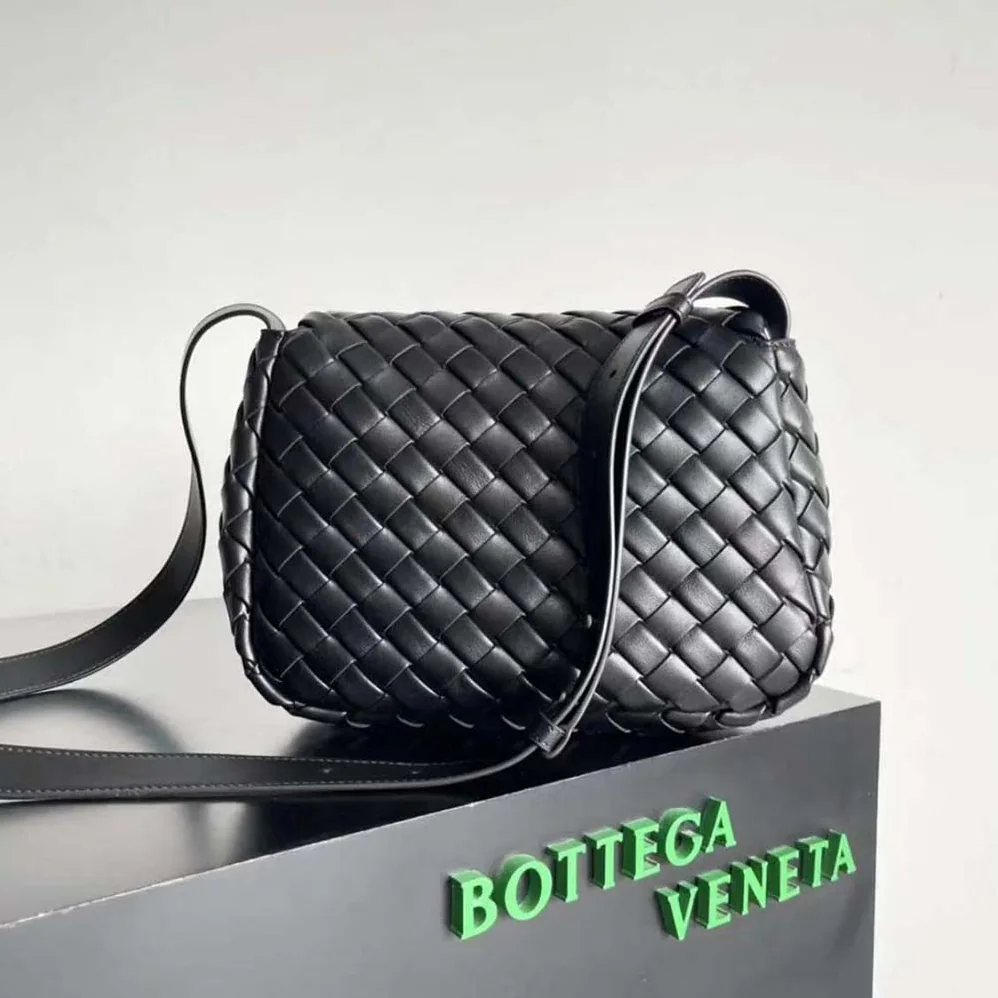 Bottega Veneta Small Cobble Messenger in Calfskin Leather for Unisex in Black Bottega Veneta Small Cobble Messenger in Calfskin Leather for Unisex in Black