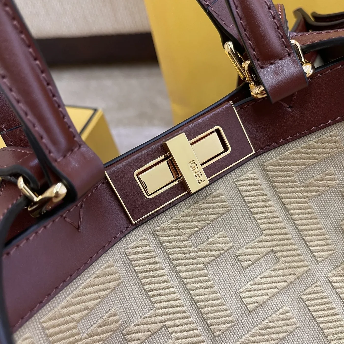 Fendi Peekaboo X in tote Bag Beige Canvas