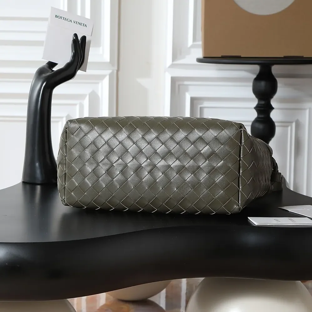 Bottega Veneta Small Andiamo Messenger for Unisex in Dark Green Bottega Veneta Small Andiamo Messenger for Unisex in Dark Green