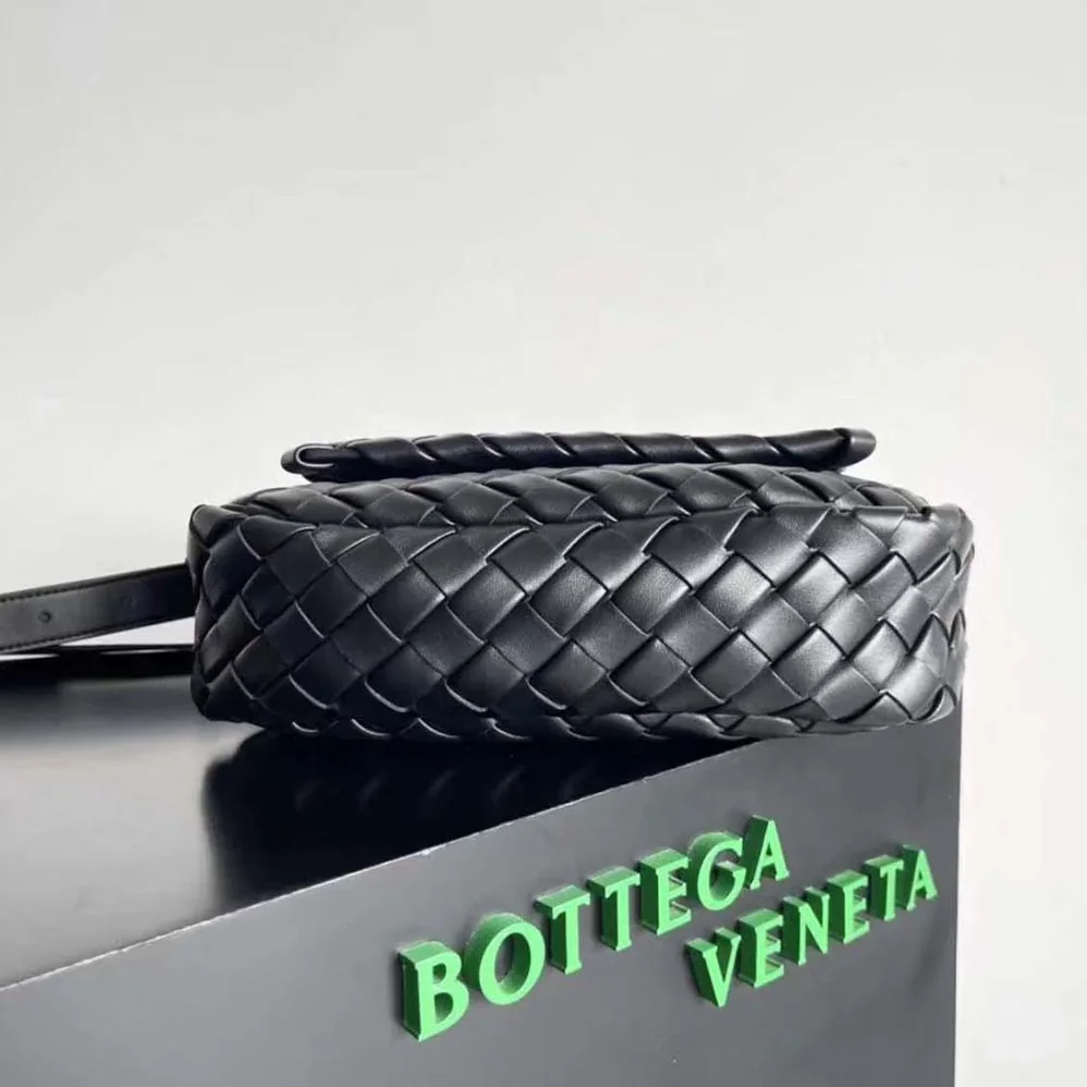 Bottega Veneta Small Cobble Messenger in Calfskin Leather for Unisex in Black Bottega Veneta Small Cobble Messenger in Calfskin Leather for Unisex in Black