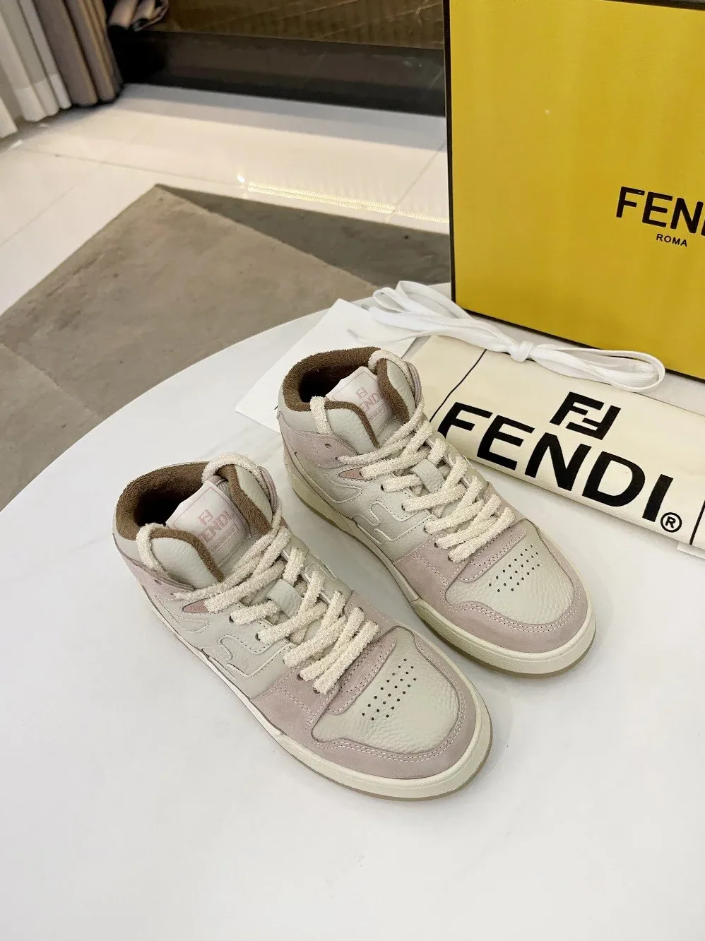 Fendi Low Tops In Pink