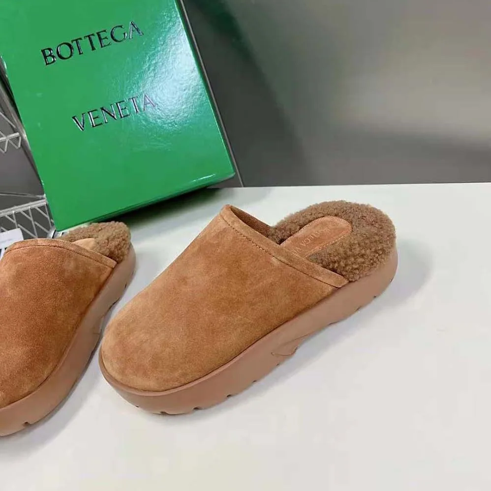 Bottega Veneta Snap Slipper in Shearling Calfskin for Unisex in Brown Bottega Veneta Snap Slipper in Shearling Calfskin for Unisex in Brown