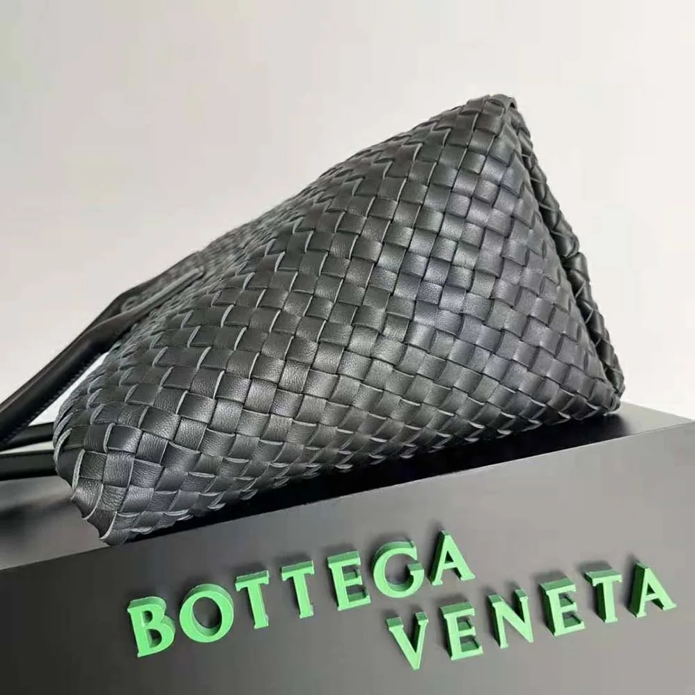 Bottega Veneta Medium Cabat Leather Tote Bag for Women in Black Bottega Veneta Medium Cabat Leather Tote Bag for Women in Black