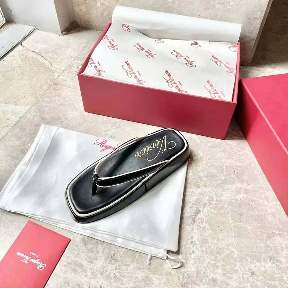 Roger Vivier Slide Thong Mules in Patent Leather for Women in Black