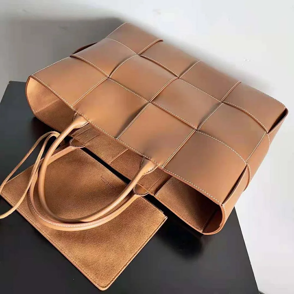 Bottega Veneta Medium Arco Tote Bag for Women in Brown Bottega Veneta Medium Arco Tote Bag for Women in Brown