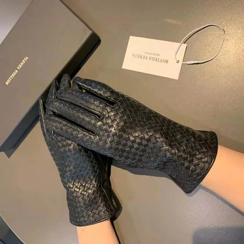 Bottega Veneta Intrecciato Leather Gloves for Women in Black Bottega Veneta Intrecciato Leather Gloves for Women in Black