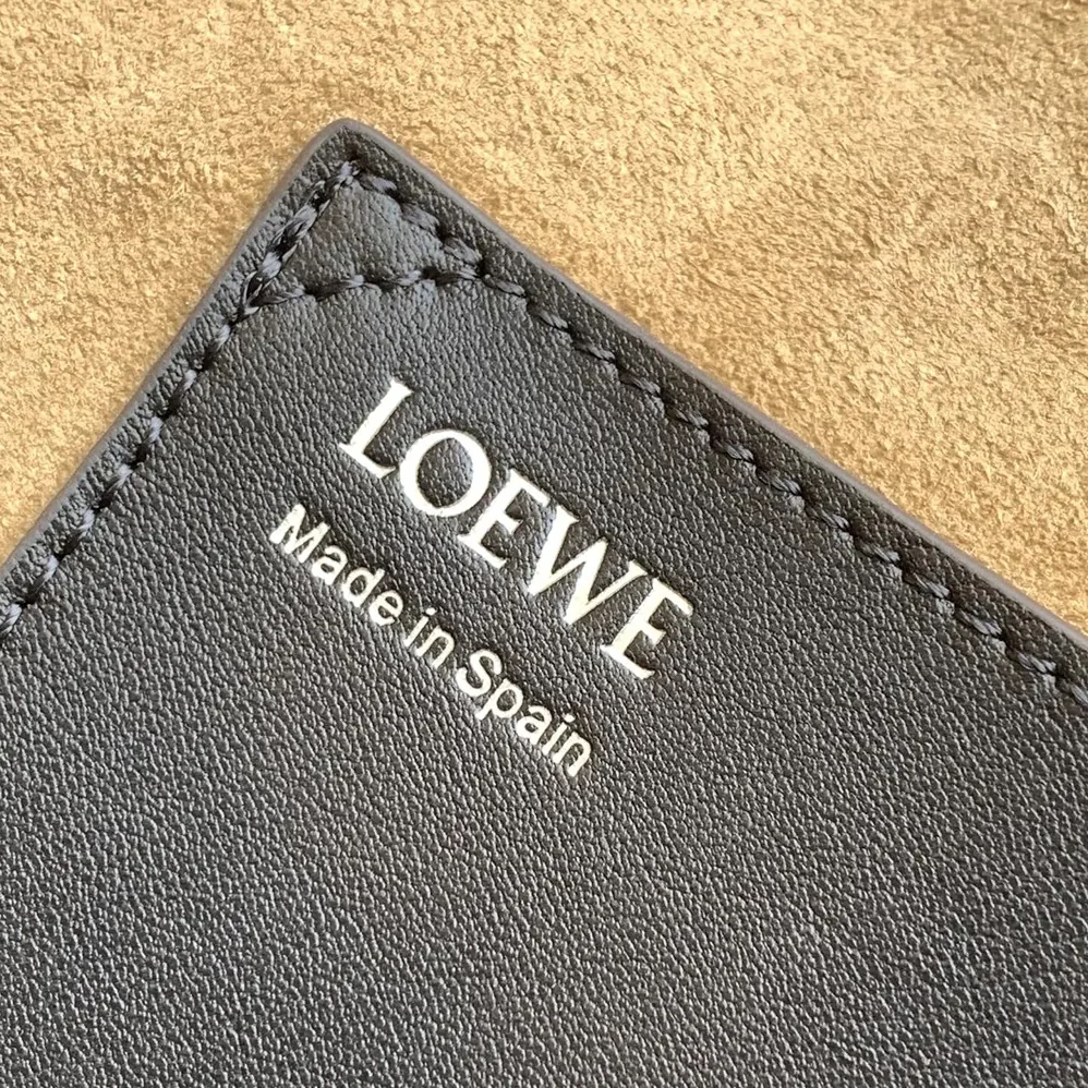 Loewe Panta Amazona 31 Cropped Bag in Shiny Calfskin for Unisex Loewe Panta Amazona 31 Cropped Bag in Shiny Calfskin for Unisex
