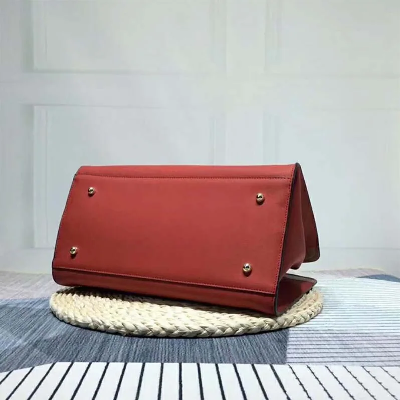 Burberry The Leather Crest Grommet Detail Tote for Women in Red
