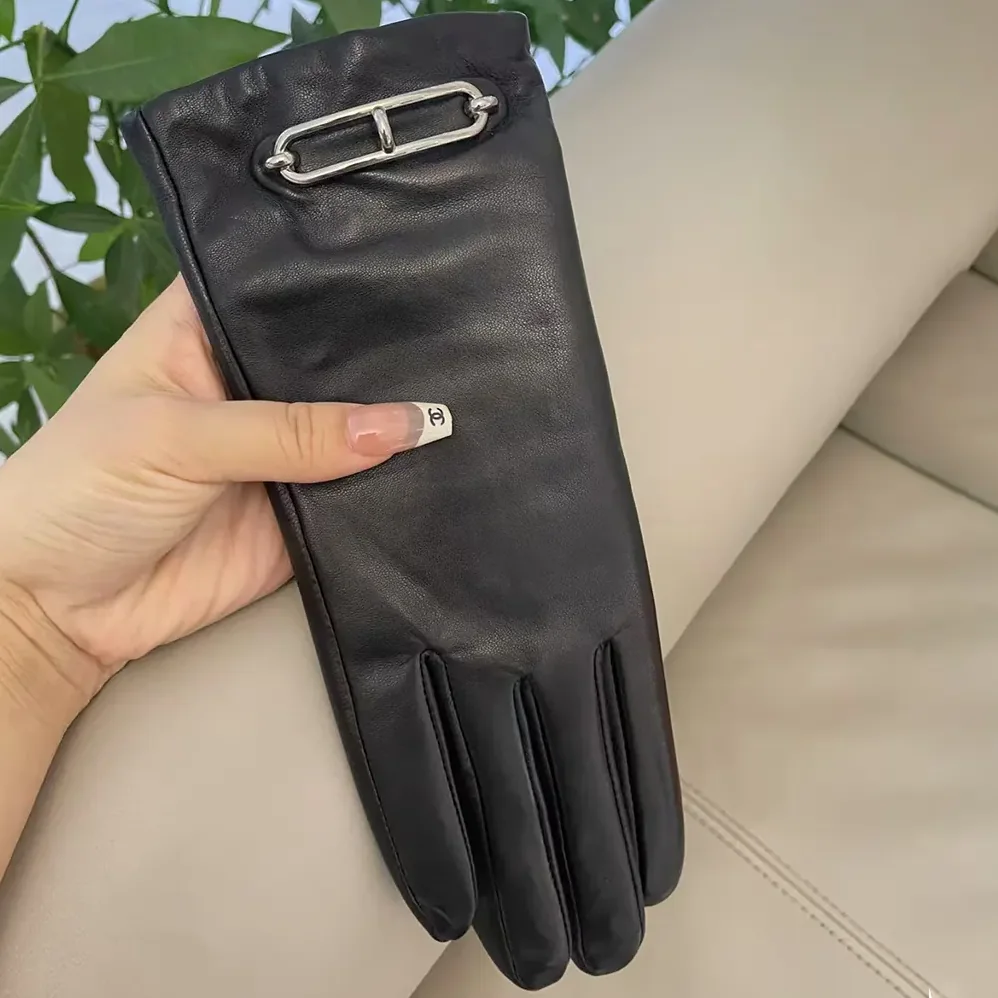 Hermes Gloves in Lambskin Leather for Women in Black