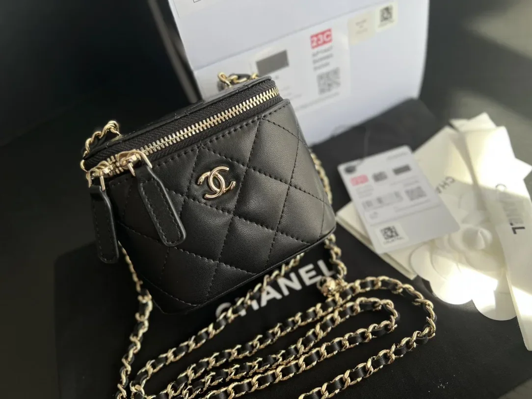 Chanel Vanity With Chain Black / Chanel Vanity With Chain Black /