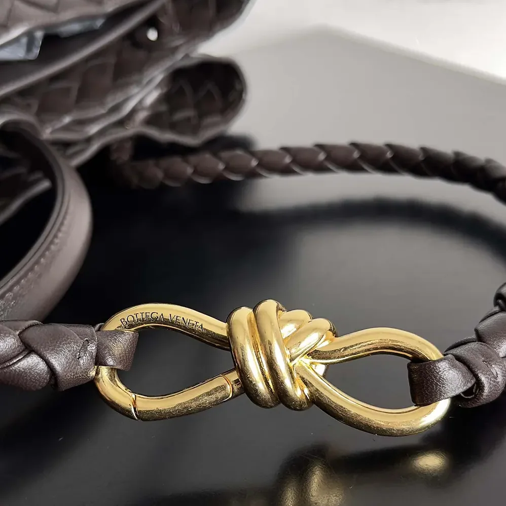 Bottega Veneta Large Andiamo in Lambskin Leather for Women in Chocolate Brown