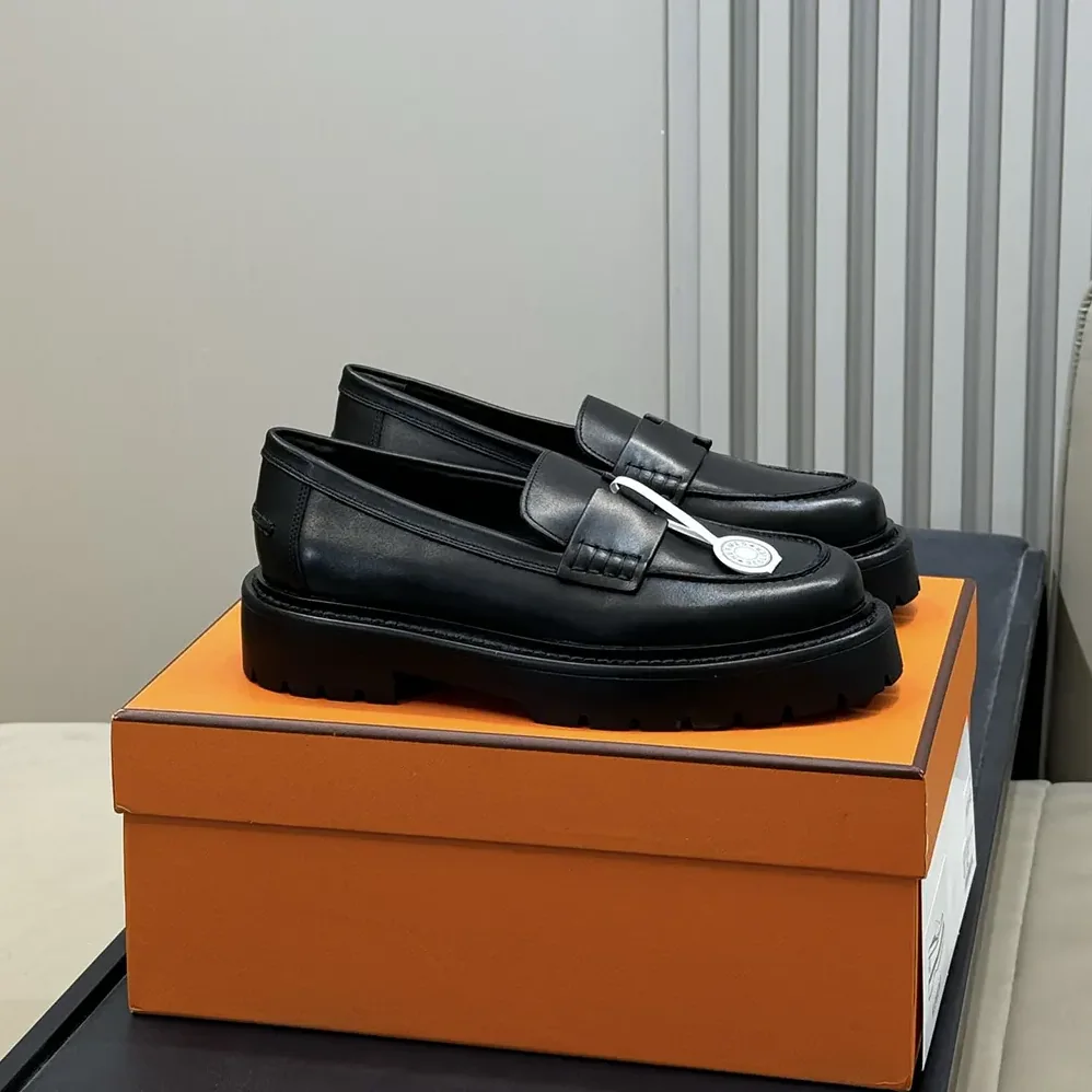 Hermes Klement Loafer in Calfskin for Women in Black Hermes Klement Loafer in Calfskin for Women in Black