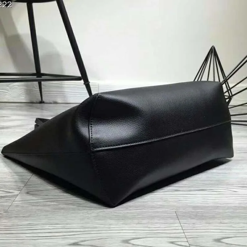 Fendi Leather Logo Shopper Bag for Women in Black