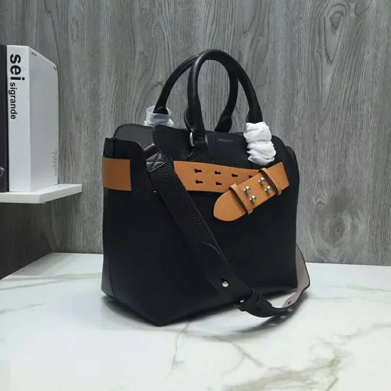 Burberry The Medium Leather Belt Bag for Women in Black