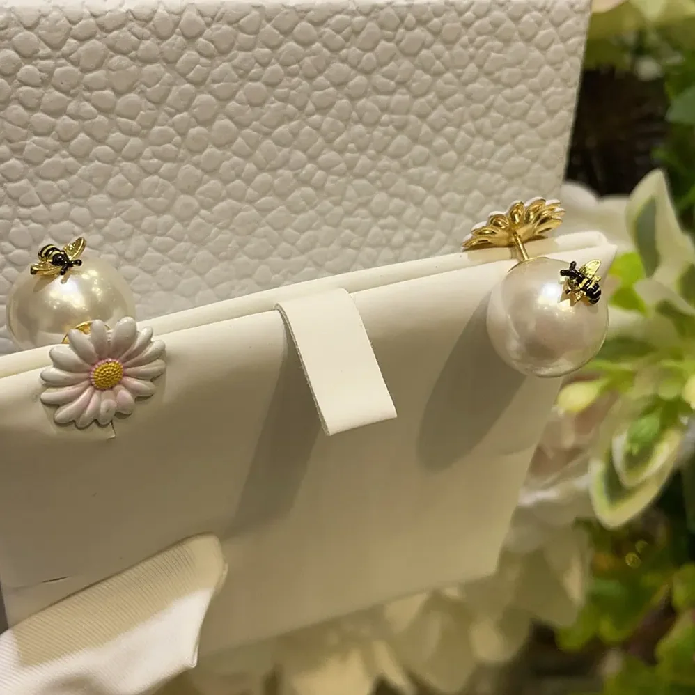 Dior Daisy Dior Tribales Earrings Gold-Finish Metal White Resin Pearls and Multicolor Lacquer for Women Dior Daisy Dior Tribales Earrings Gold-Finish Metal White Resin Pearls and Multicolor Lacquer for Women