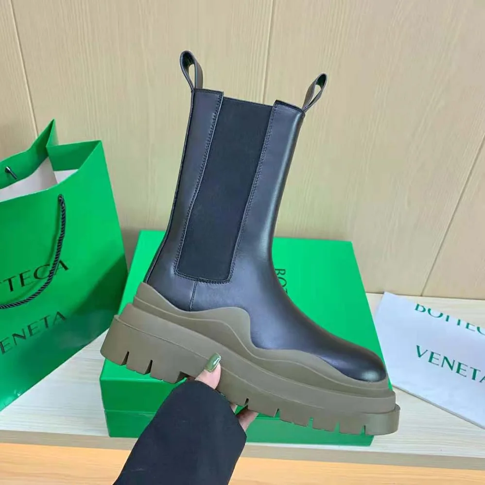 Bottega Veneta Tire Chelsea Boot in Calfskin Leather for Unisex in Brown