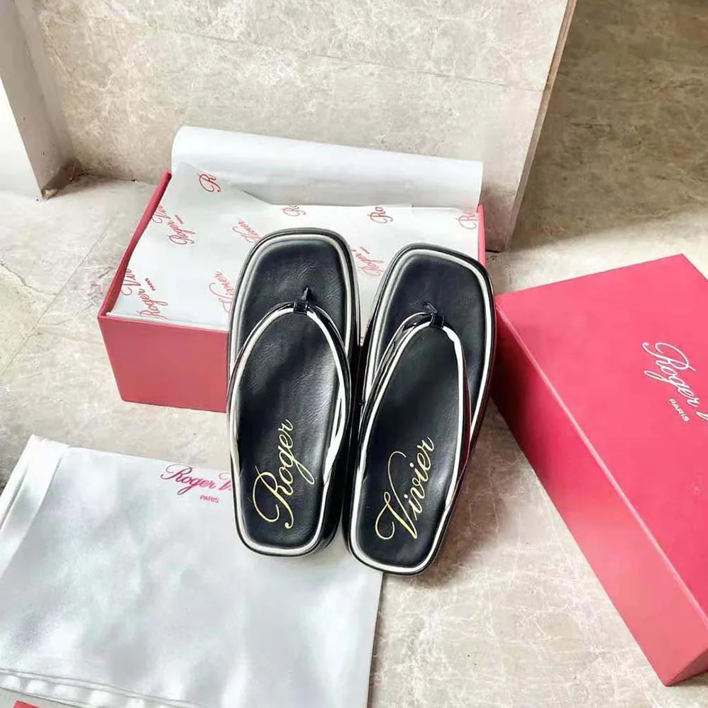 Roger Vivier Slide Thong Mules in Patent Leather for Women in Black
