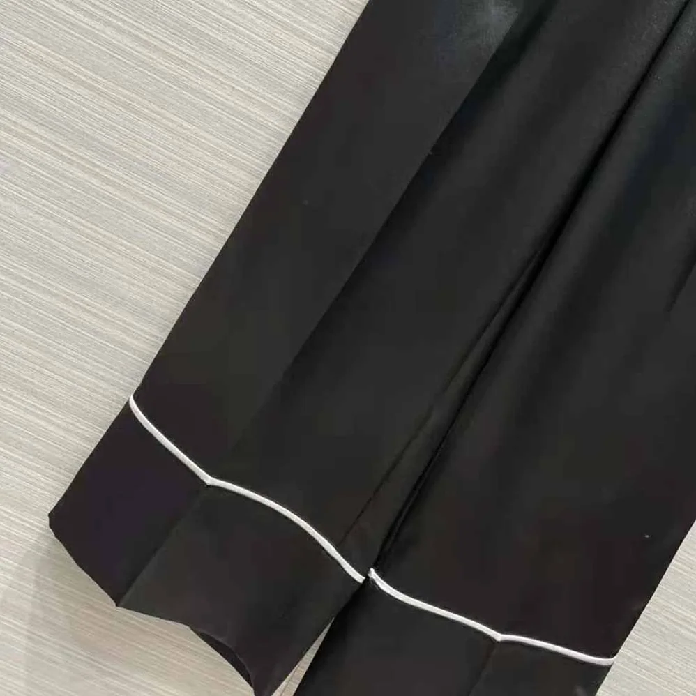 Prada Twill Pants Stand out for Their Refined Allure for Women in Black Prada Twill Pants Stand out for Their Refined Allure for Women in Black