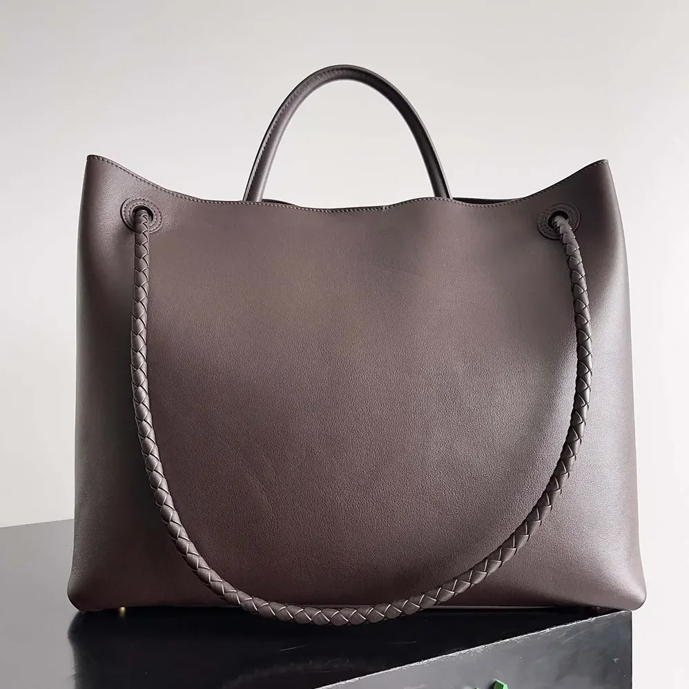 Bottega Veneta Large Andiamo in Silky Calf Leather-806010V4O922190 for Women Bottega Veneta Large Andiamo in Silky Calf Leather-806010V4O922190 for Women