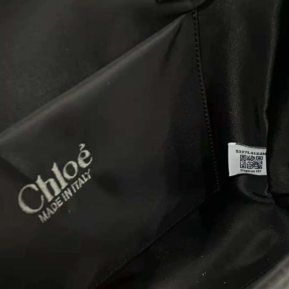 Chloe Medium Woody Tote Bag for Women in Black Chloe Medium Woody Tote Bag for Women in Black