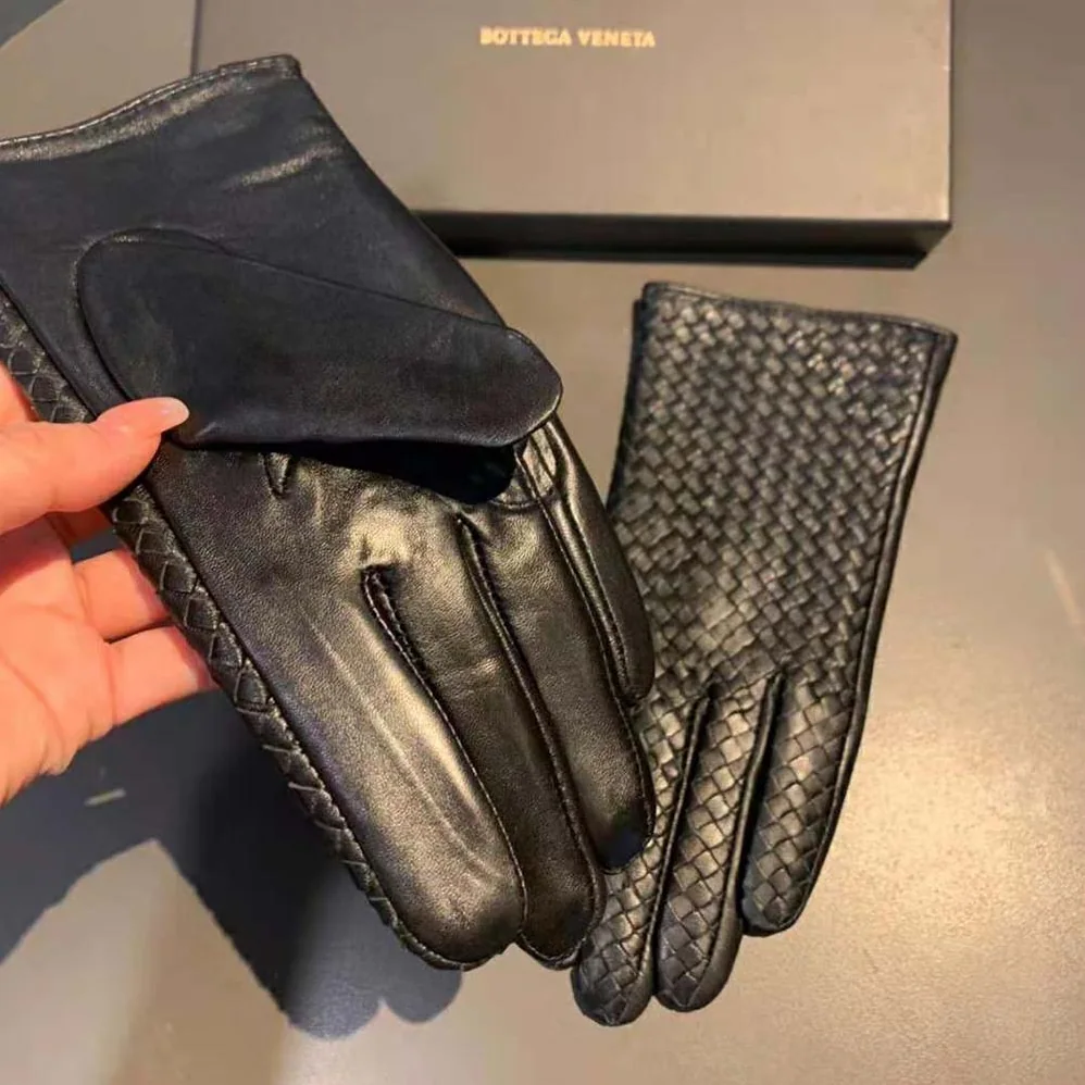 Bottega Veneta Intrecciato Leather Gloves for Women in Black Bottega Veneta Intrecciato Leather Gloves for Women in Black