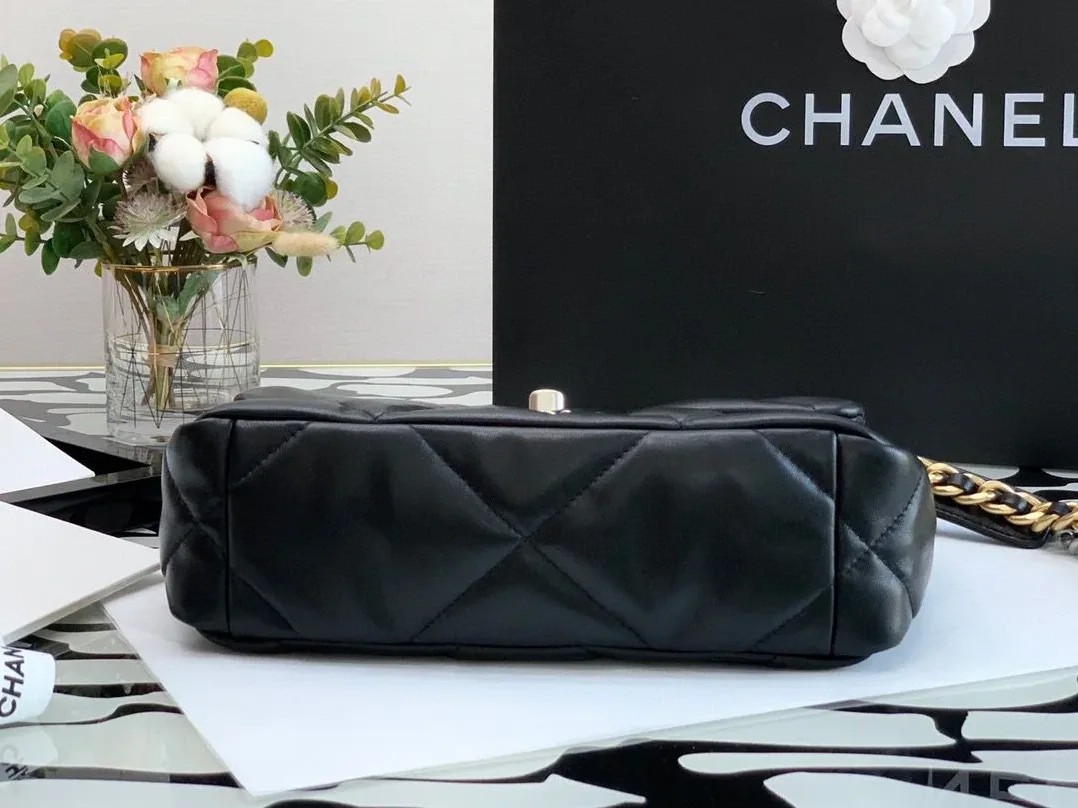 Chanel Flap Bag Crossbody in Black Chanel Flap Bag Crossbody in Black