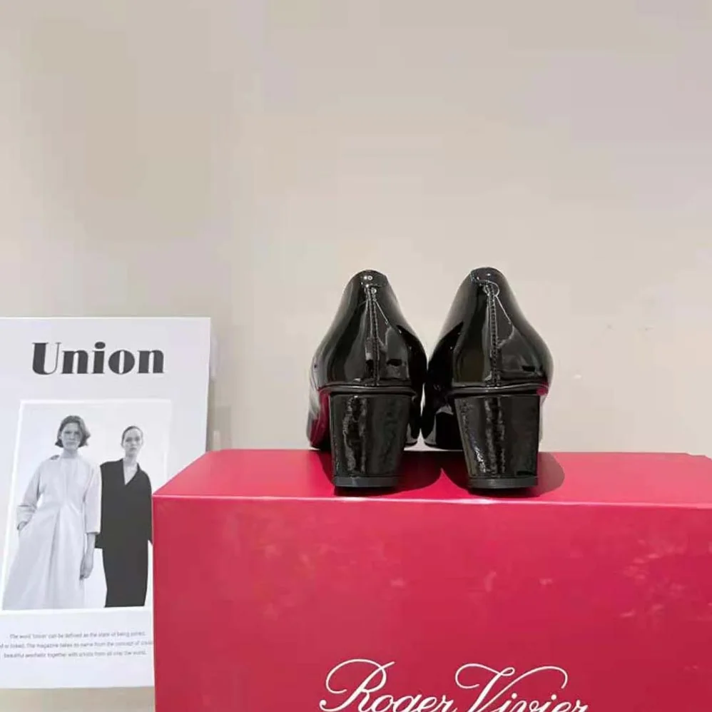 Roger Vivier Belle Vivier Metal Buckle Pumps in Patent Leathe for Women