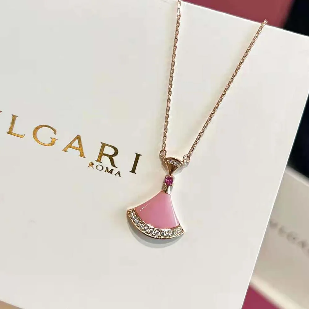 Bvlgari DIVAS' DREAM Necklace in 18 KT Rose Gold with Pendant Set for Women in Pink Bvlgari DIVAS' DREAM Necklace in 18 KT Rose Gold with Pendant Set for Women in Pink