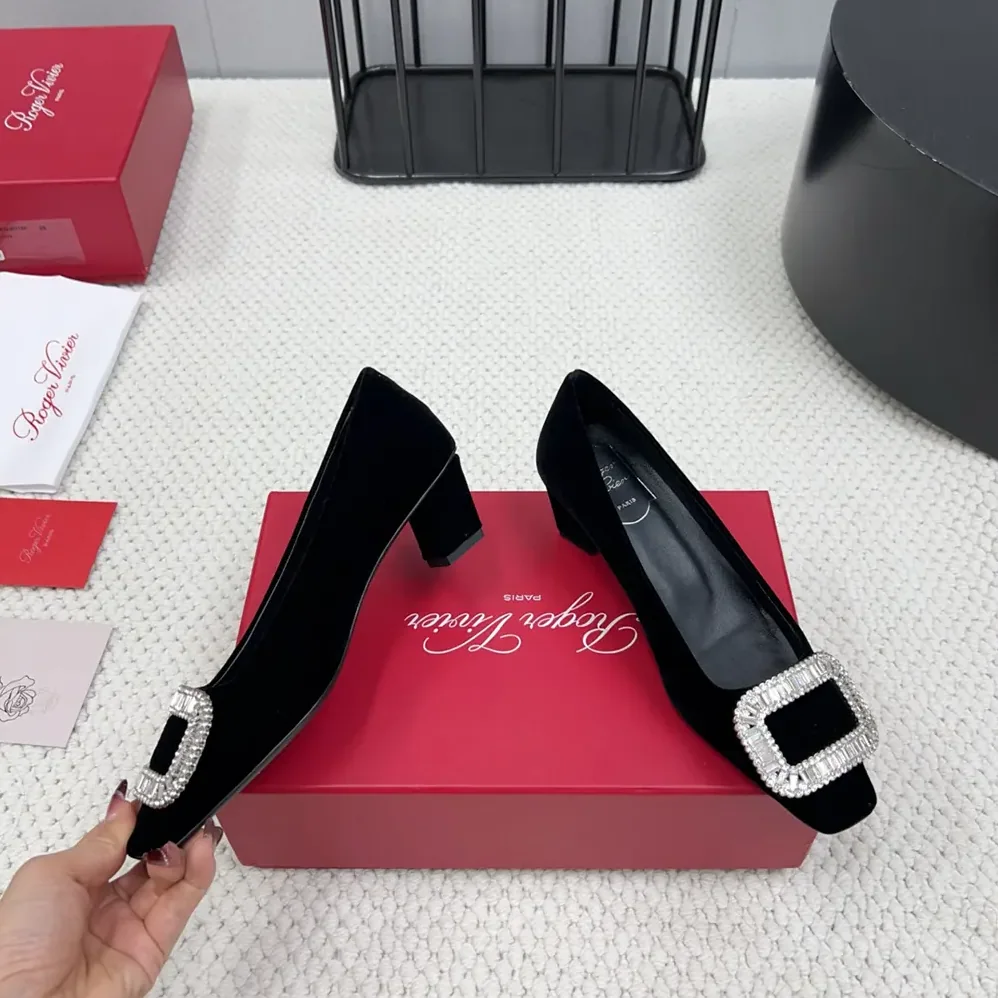 Roger Vivier Belle Vivier Pumps in Satin for Women in Black