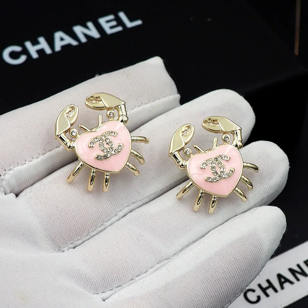Chanel Crab Heart Pink Earring Gold in Toned
