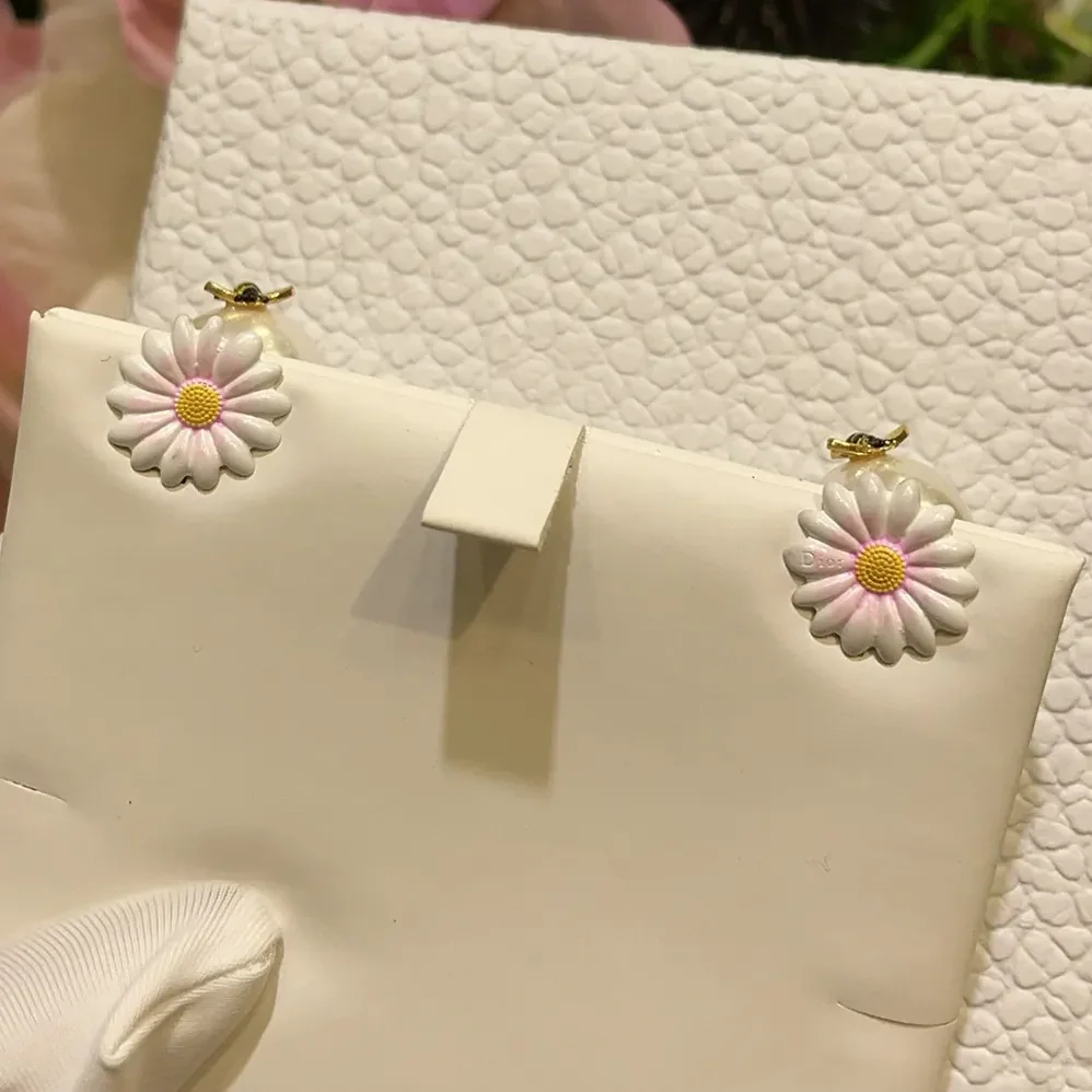 Dior Daisy Dior Tribales Earrings Gold-Finish Metal White Resin Pearls and Multicolor Lacquer for Women Dior Daisy Dior Tribales Earrings Gold-Finish Metal White Resin Pearls and Multicolor Lacquer for Women