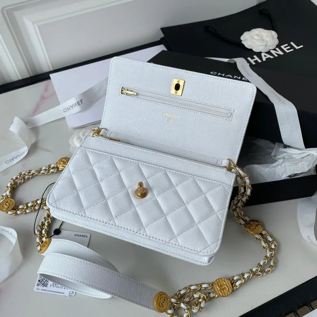 Chanel Small Flap Bag Gold Hardware White / Chanel Small Flap Bag Gold Hardware White /