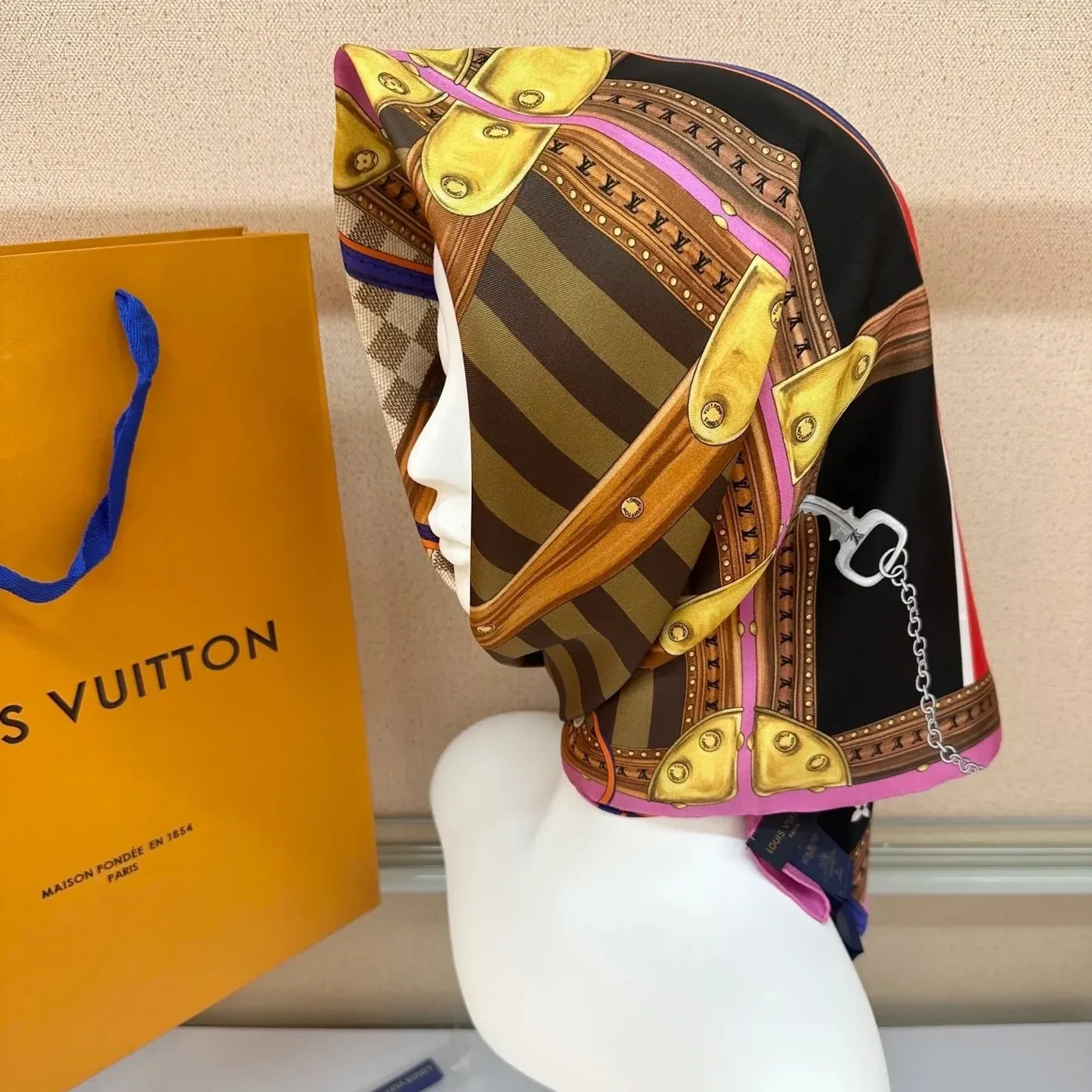 Louis Vuitton Strap And Trunk Square 90 Scarf Black