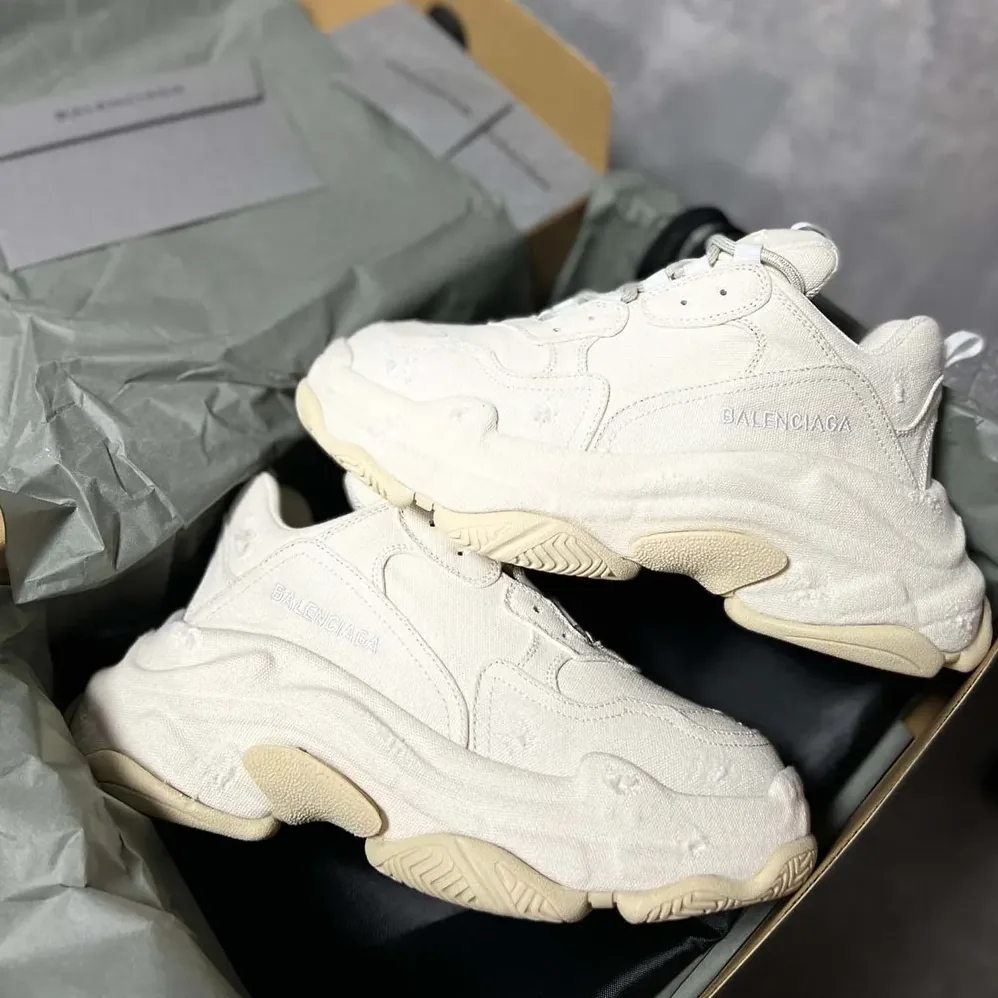 Balenciaga Triple S Sneaker in Beige for Unisex Balenciaga Triple S Sneaker in Beige for Unisex
