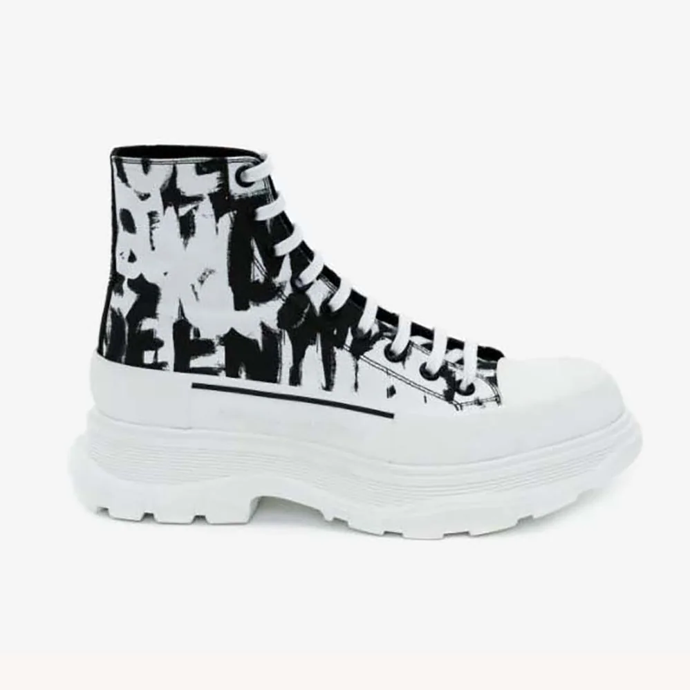 Alexander Mcqueen McQueen Graffiti Tread Slick Boot in White for Unisex Alexander Mcqueen McQueen Graffiti Tread Slick Boot in White for Unisex