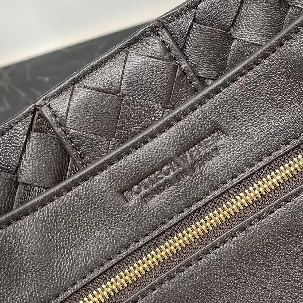 Bottega Veneta Medium Andiamo in Lambskin Leather for Women in Chocolate Brown Bottega Veneta Medium Andiamo in Lambskin Leather for Women in Chocolate Brown