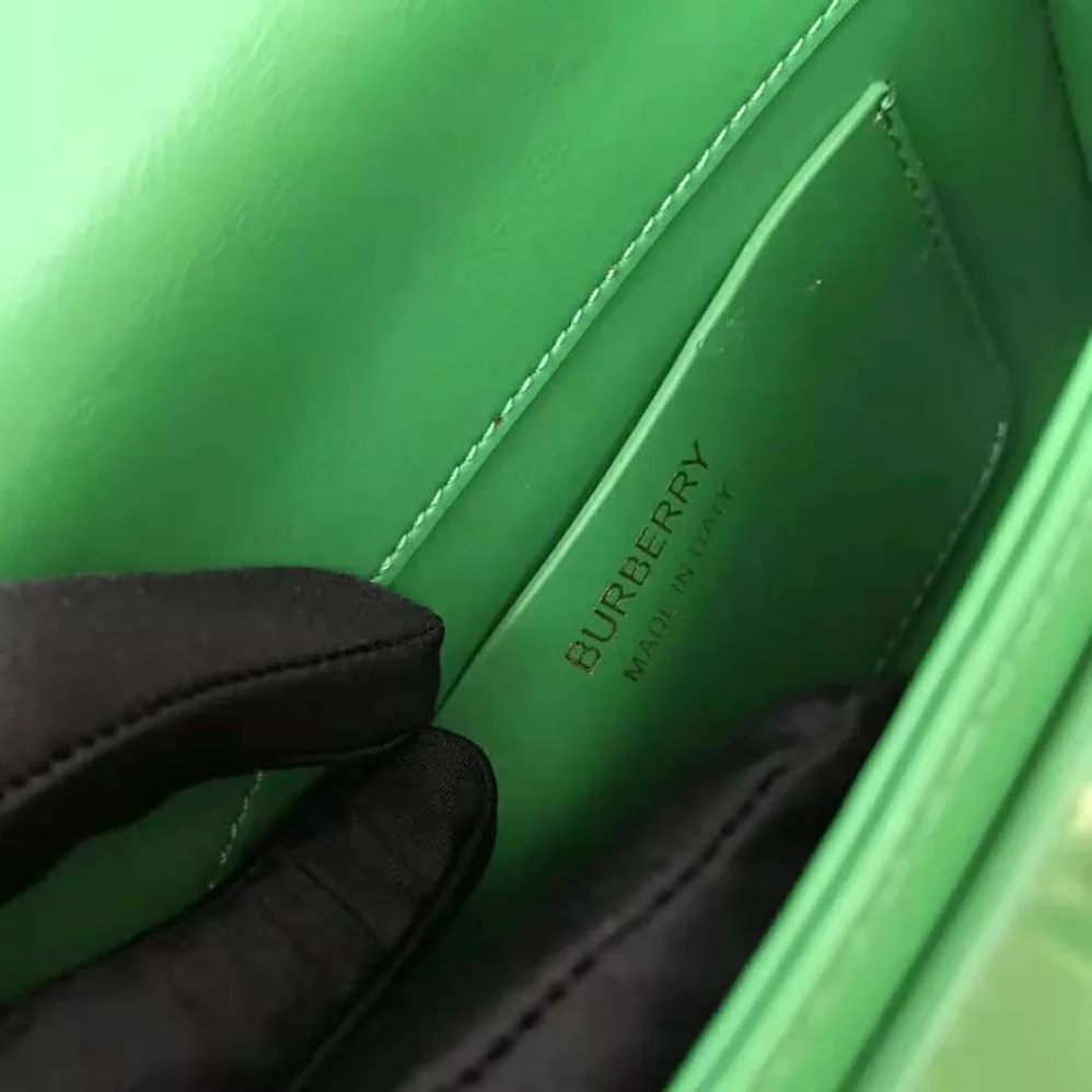 Burberry Leather Small Elizabeth Bag for Women in Green Burberry Leather Small Elizabeth Bag for Women in Green