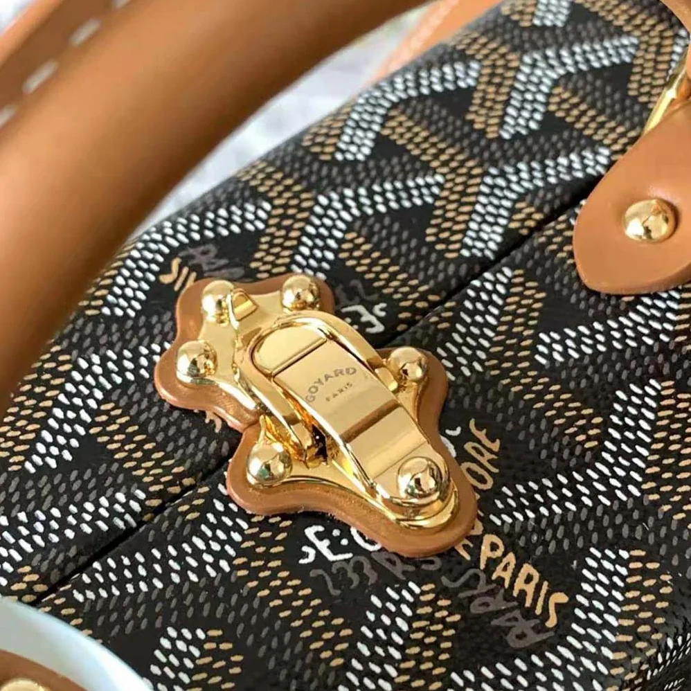 Goyard Sac Malle Grand Hôtel in Goyardine Canvas & Clamecy Calfskin for Women in Brown Goyard Sac Malle Grand Hôtel in Goyardine Canvas & Clamecy Calfskin for Women in Brown