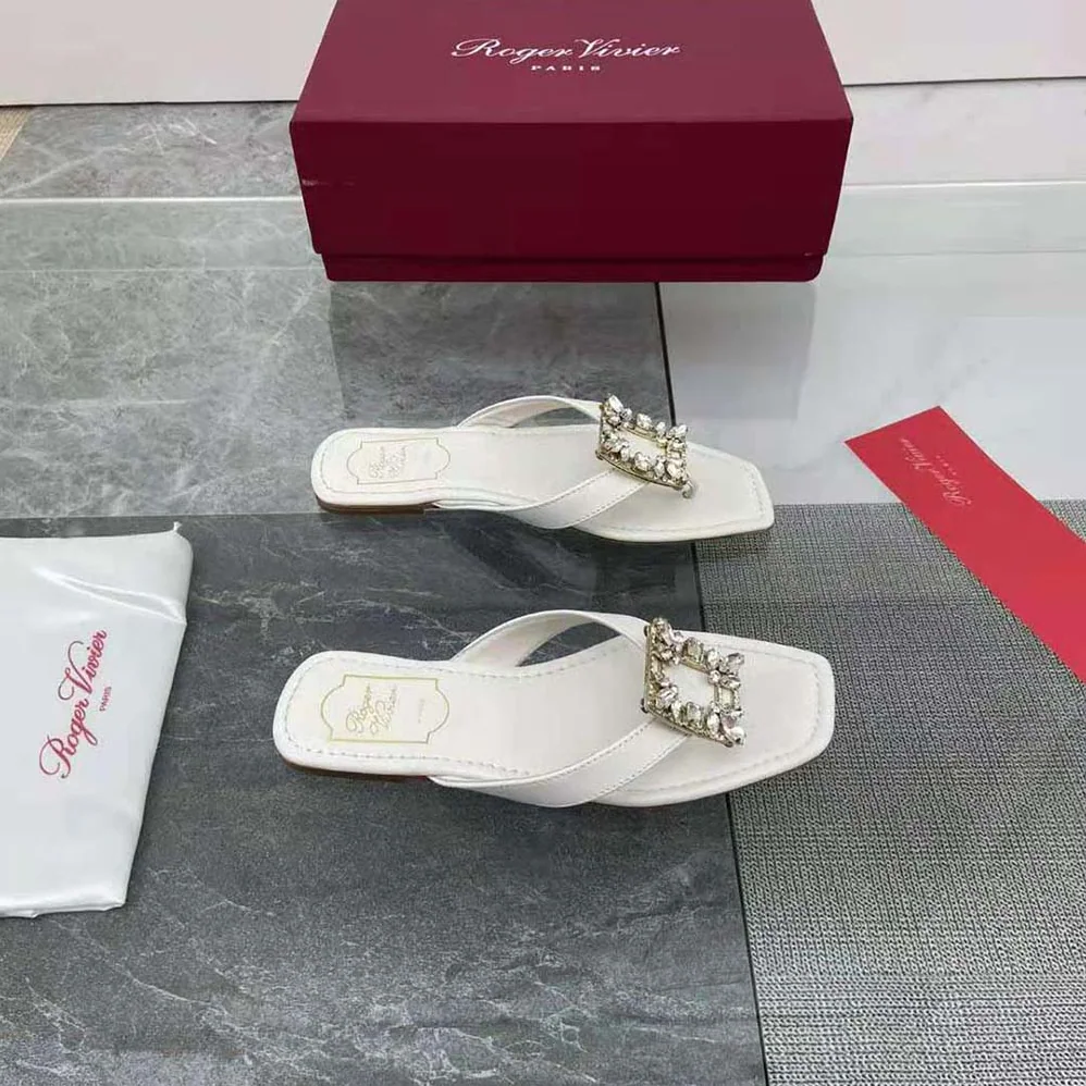 Roger Vivier Mini Broche Vivier Buckle Thong Mules in Leather for Women in White Roger Vivier Mini Broche Vivier Buckle Thong Mules in Leather for Women in White