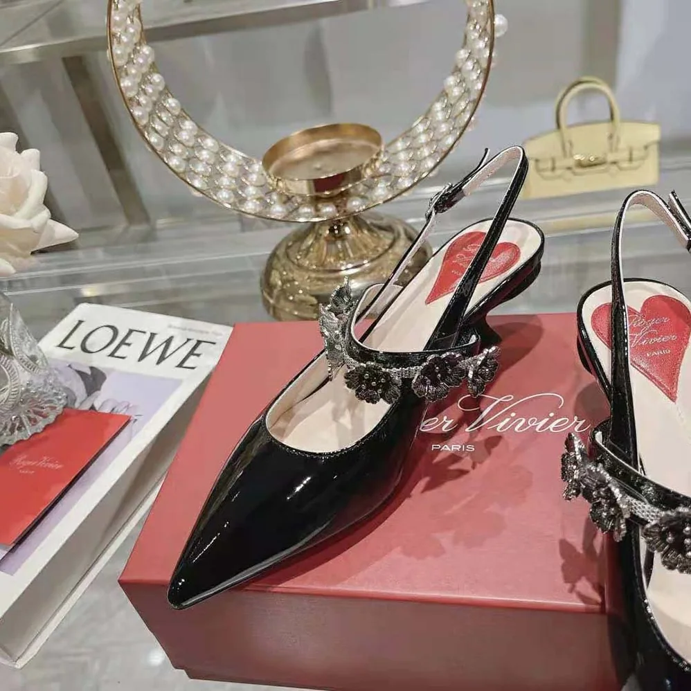 Roger Vivier Virgule Flower Slingback Pumps in Patent Leather for Women in Black Roger Vivier Virgule Flower Slingback Pumps in Patent Leather for Women in Black