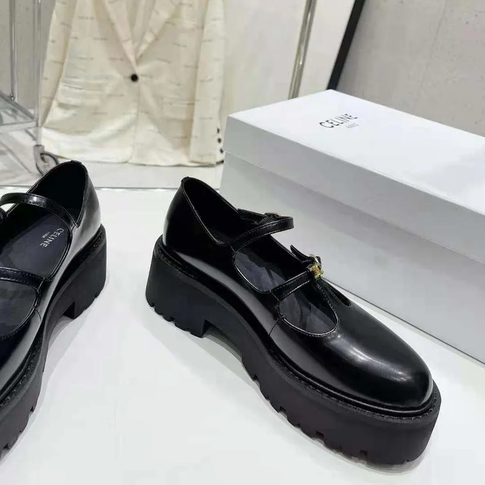 Celine Bulky Babies Triomphe in Polished Bull for Women in Black Celine Bulky Babies Triomphe in Polished Bull for Women in Black